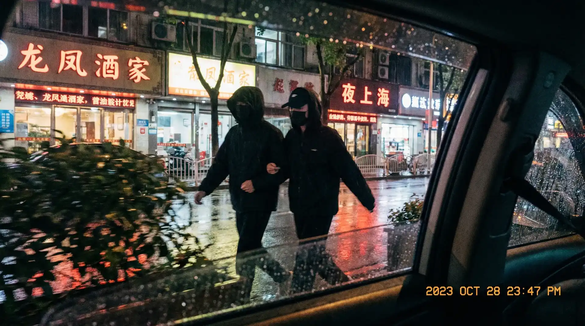 里番动漫 - 51动漫专题，精选作品持续更新 - 顶流明星深夜密会现场抓拍照片